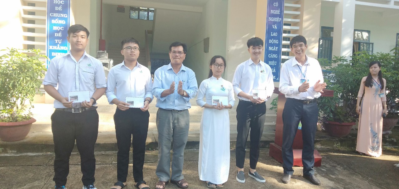 Đoàn trường THPT Nguyễn Du tổ chức Hội thi Rung chuông vàng.