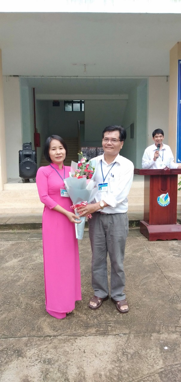 Trường THPT Nguyễn Du tổ chức buổi lễ ôn lại truyền thống ngày phụ nữ Việt Nam 20/10